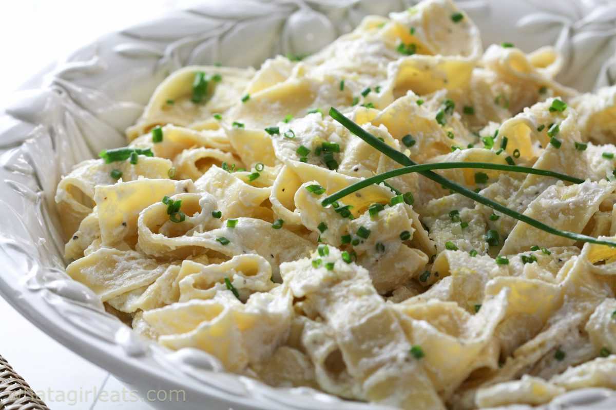 15-Minute Greek Yogurt Pasta With Garlic. 