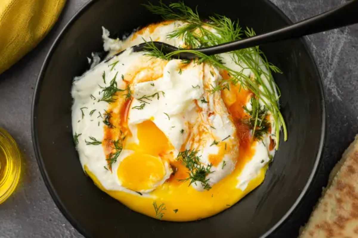 Çilbir –Turkish Eggs In Spiced Yoghurt. 