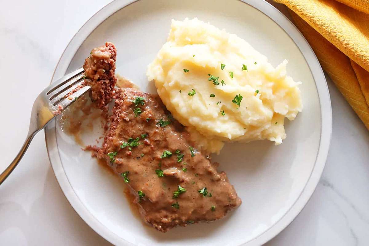Crock Pot Cube Steak With Cream Of Mushroom Soup Gravy. 