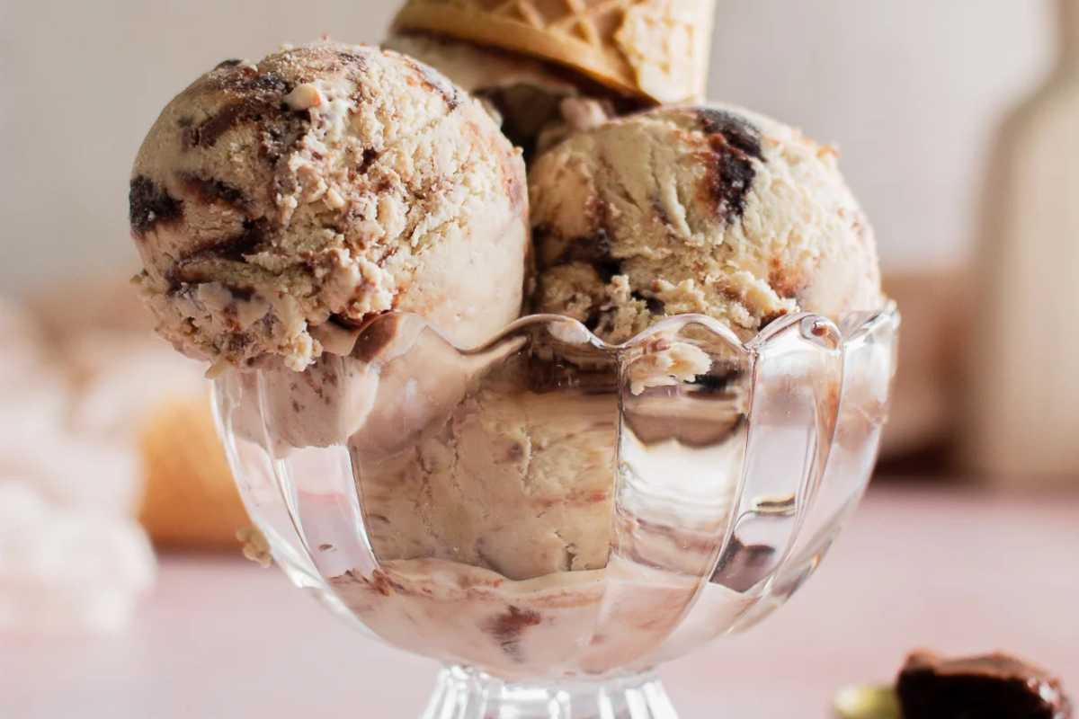 Easy No-Churn Brownie Ice Cream Recipe With Chocolate Swirls. 