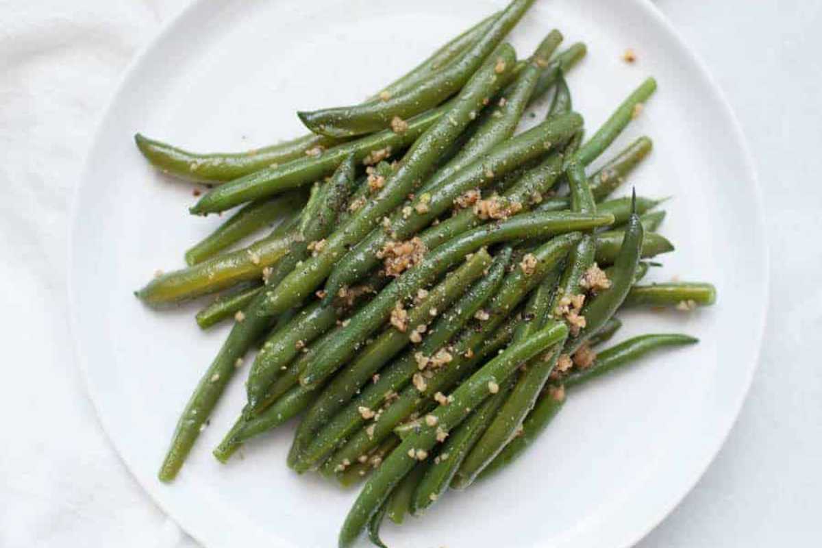 Garlic Green Beans With Brown Butter (Easy Recipe). 