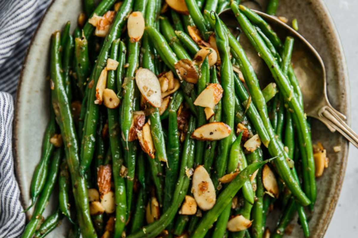 Green Beans Almondine (Green Beans With Almonds). 