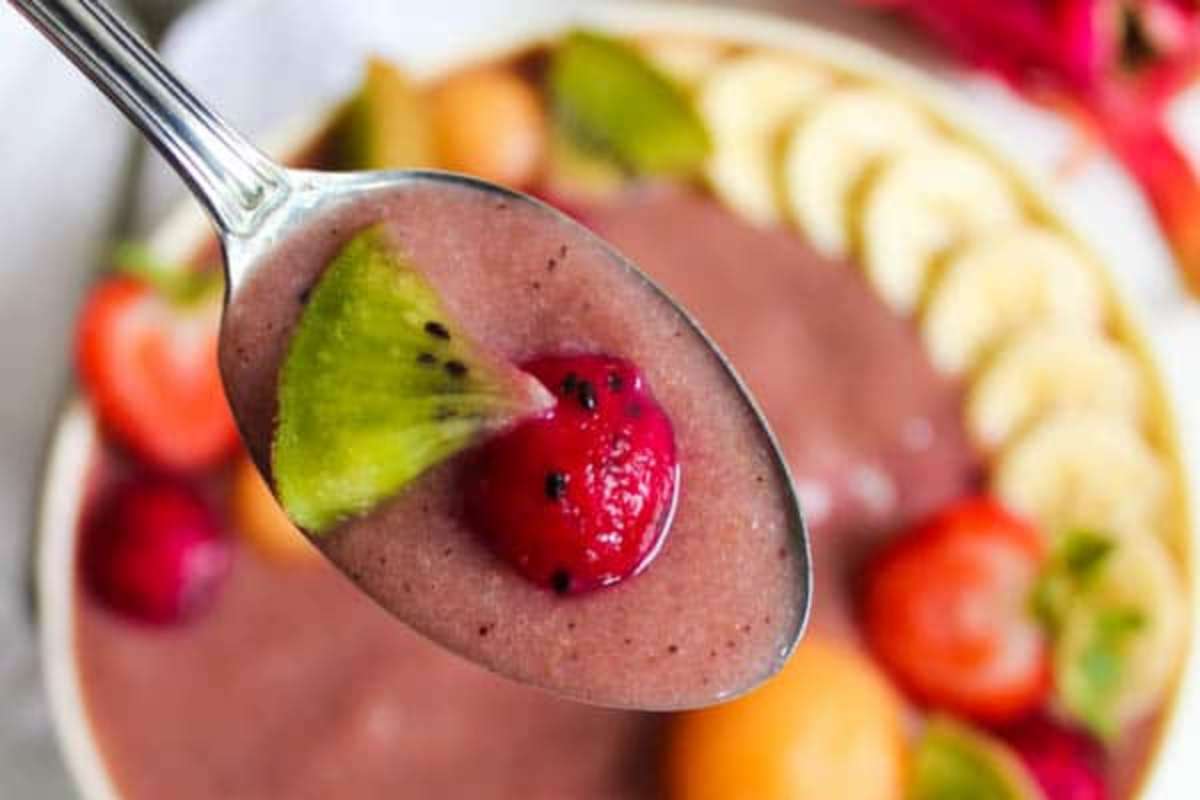 Kiwi Strawberry Smoothie Bowl Recipe.