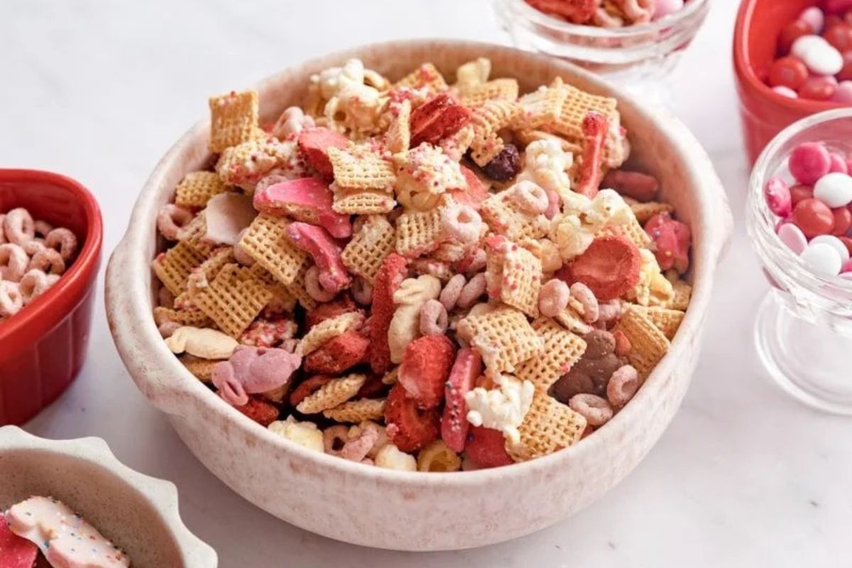 10 Minute Pink Sweet And Salty Chex Mix.