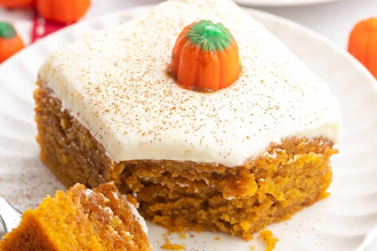 Easy Pumpkin Cake Recipe. 