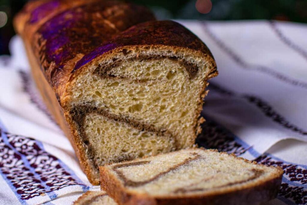 Romanian Cozonac (Cozonac cu nuca).