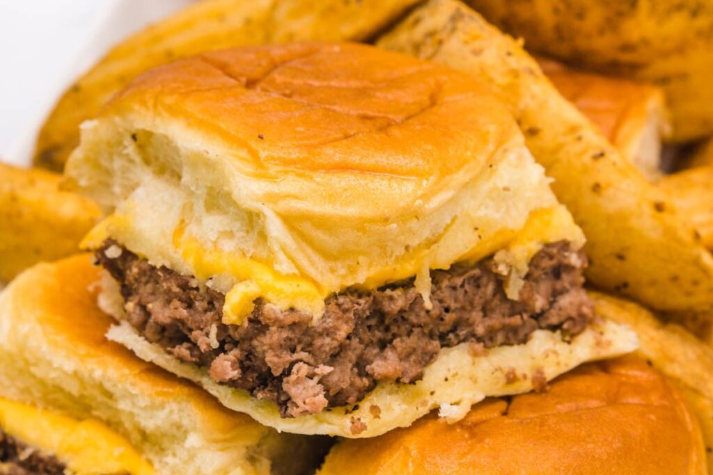 Easy Cheeseburger Sliders With Hawaiian Rolls. 