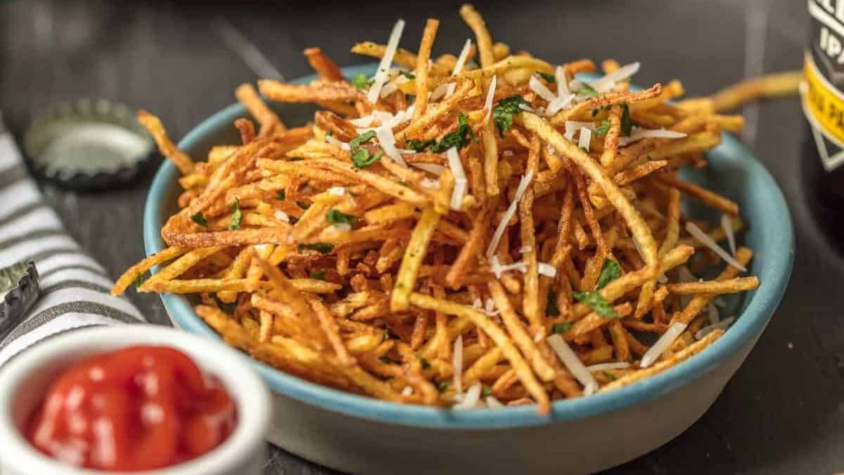 Shoestring Fries (Julienne Fries). 