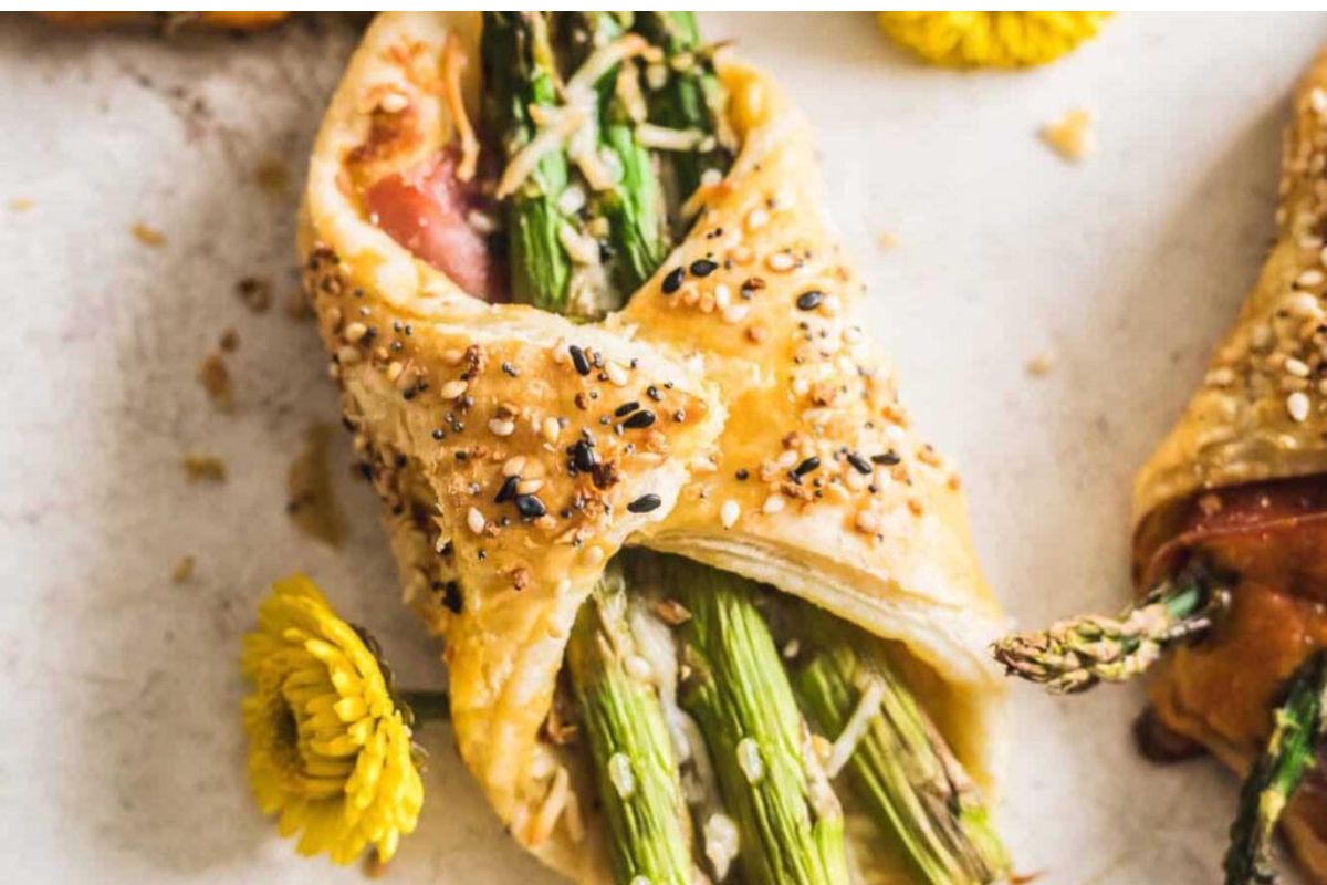 Asparagus And Prosciutto Puff Pastry Bundles.